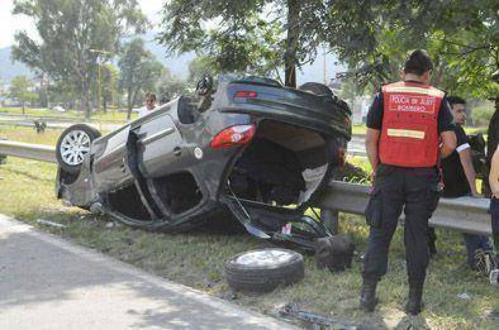Volc� un autom�vil en la autopista