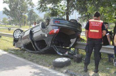 Volc� un autom�vil en la autopista