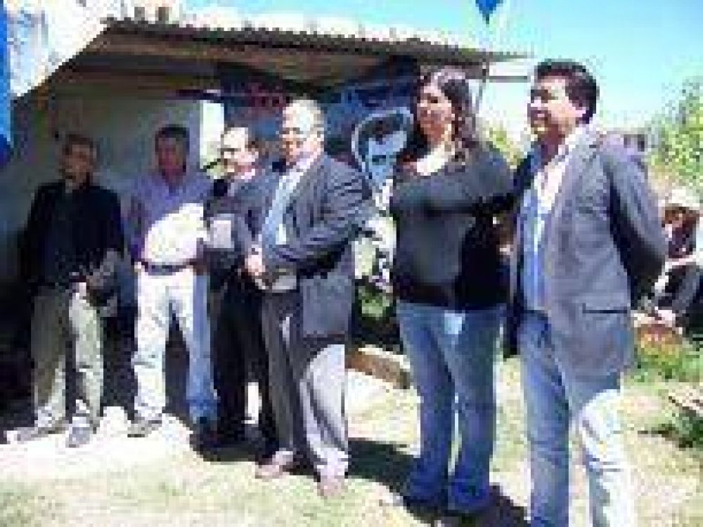 ENTREGARON OBLEAS DE LOTES A LA CORRIENTE DEL PUEBLO