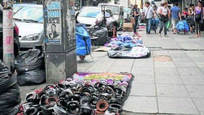 Colocan maceteros para evitar la presencia de manteros