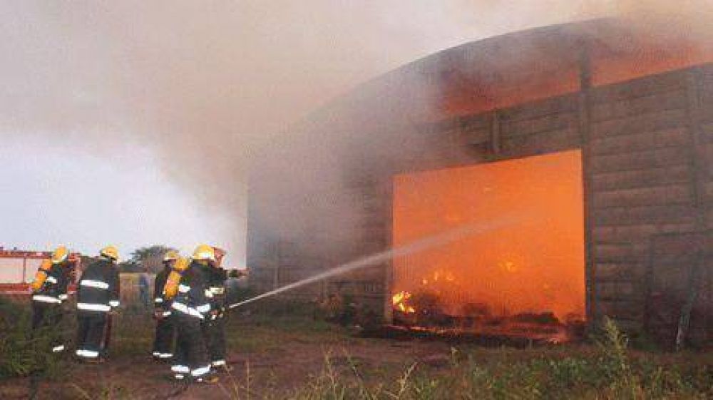 Un incendio destruy� un galp�n con 10.000 fardos de pasto 