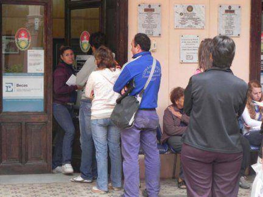 M�s de 13.000 estudiantes empiezan a cobrar desde hoy su beca provincial 