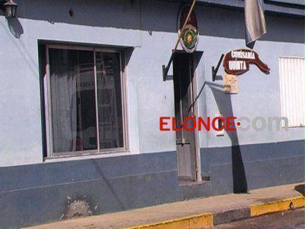 Procesaron a seis polic�as acusados de golpear a un joven y robarle 