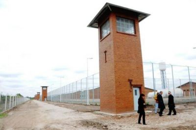 Un preso de la Alcaid�a de S�enz Pe�a, con 22 a�os de condena firme por homicidio, eludi� a su custodia y se escap�