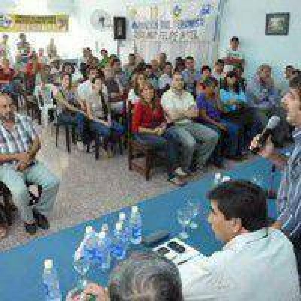 Gustavo Mart�nez dio otro paso en su campa�a para volver a la C�mara