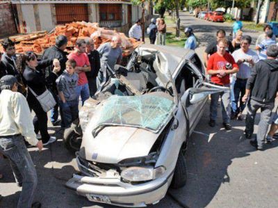 Muri� una joven al chocar un auto contra un cami�n en Provincias Unidas y Tucum�n