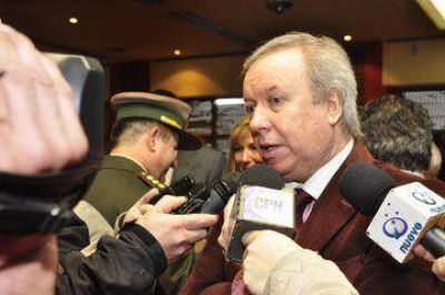 Peralta viaja al interior con convenios y obras