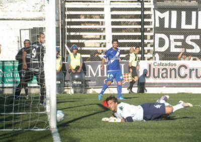 Alvarado fue goleado por Cipolletti, pero sigue puntero en el Repechaje del Argentino A