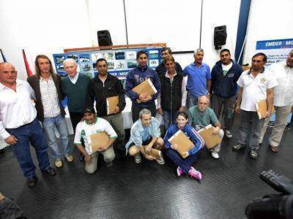 SE RECIBIERON 35 T�CNICOS BARRIALES DE F�TBOL