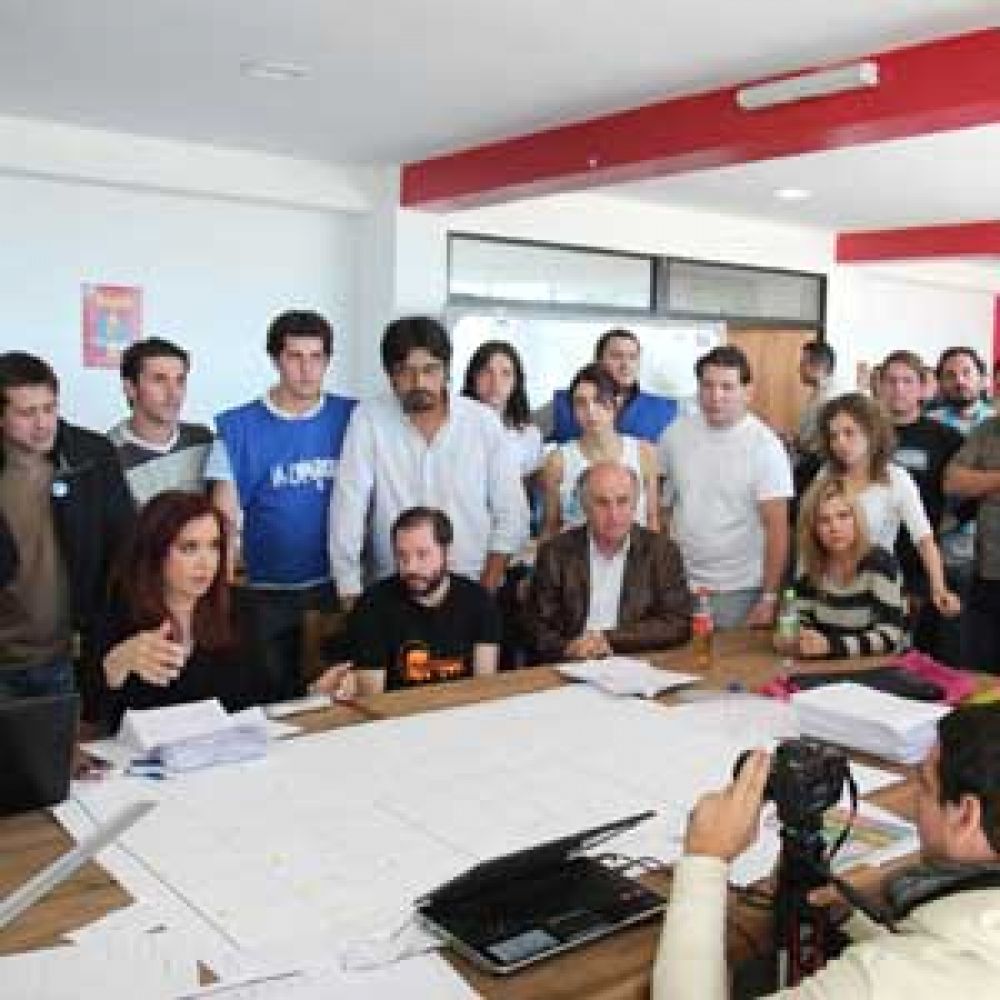 Ante los escraches en La Plata, CFK se rode� de obsecuentes