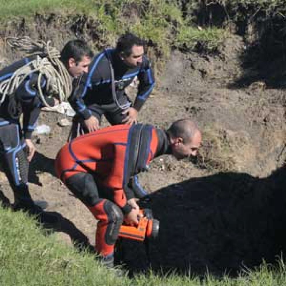 Contin�a la desesperada b�squeda de la vecina que fue arrastrada por el agua en Los Hornos