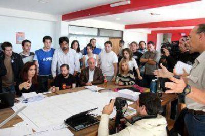 CFK en La Plata, ayudando junto a los j�venes