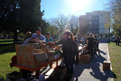 Otros dos camiones con donaciones partir�n a La Plata