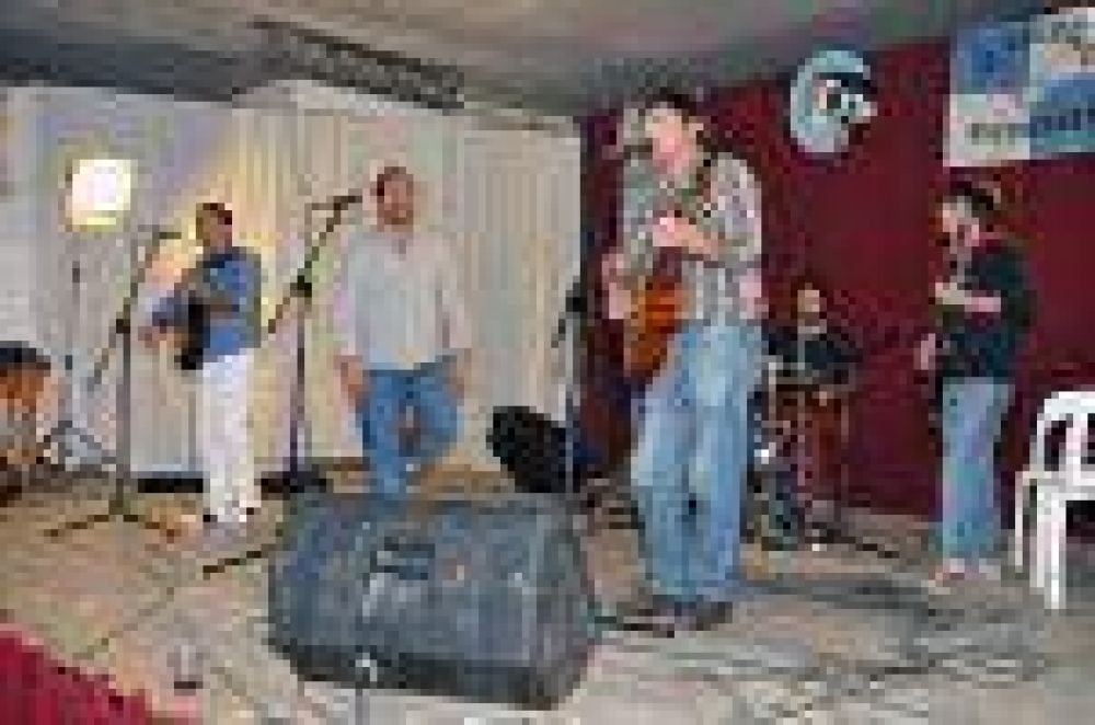 CON UN EXCELENTE MARCO DE P�BLICO SE REALIZ� LA CENA SHOW PARA COLABORAR CON LA PEL�CULA "ROQUE P�REZ 100 A�OS DE HISTORIA"