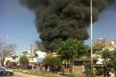 Se incendia una f�brica de pintura en San Mart�n