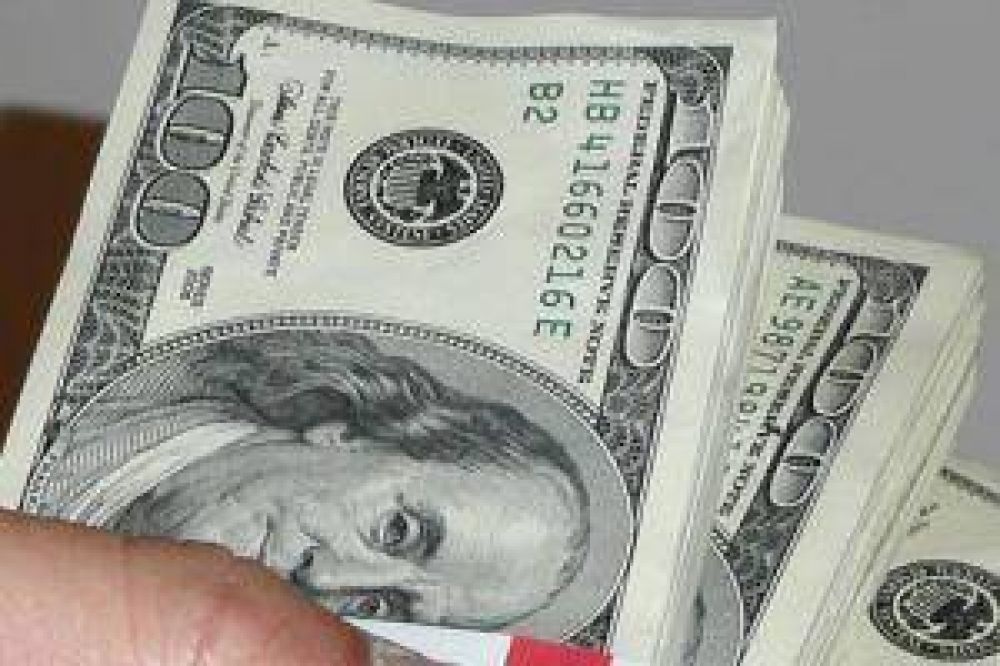 Con "ayuda amiga" el d�lar blue baj� 7 centavos y cerr� a $ 8,33