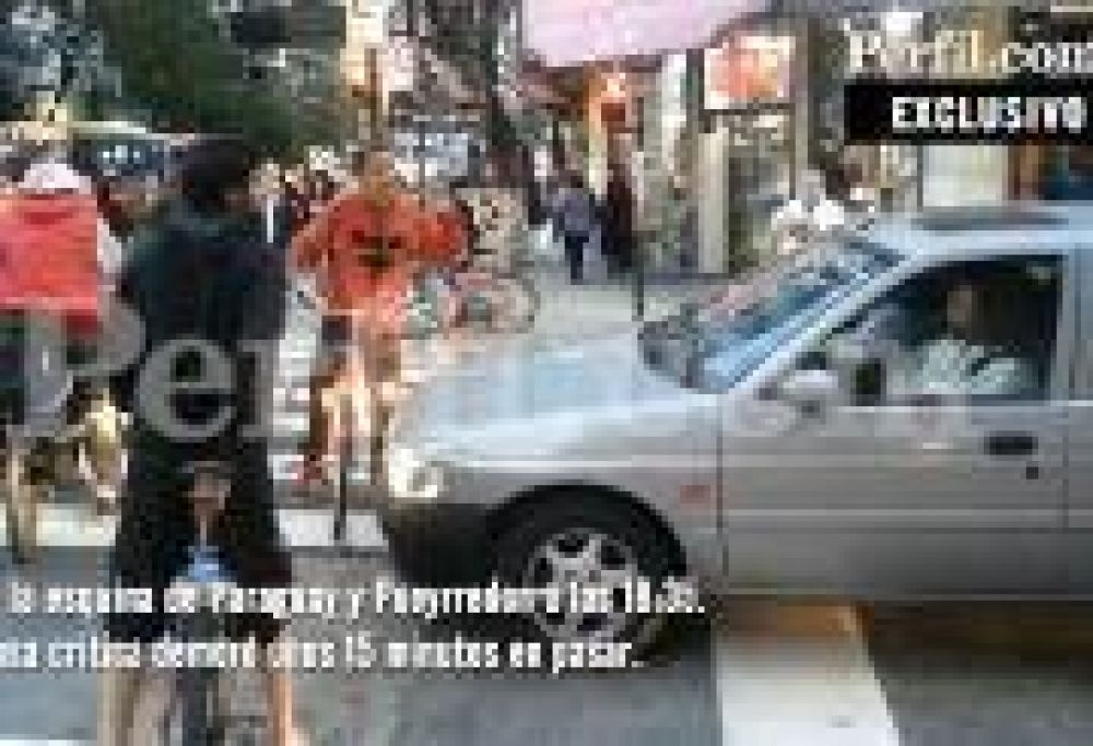 Nuevo cruce entre Masa Cr�tica y una mujer al volante: "Te quedas ah�, loca"