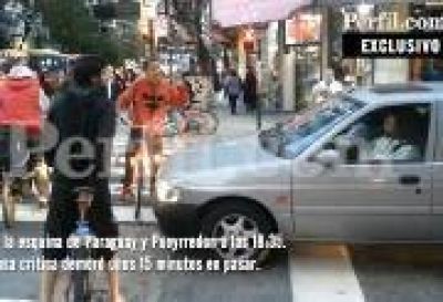 Nuevo cruce entre Masa Cr�tica y una mujer al volante: "Te quedas ah�, loca"