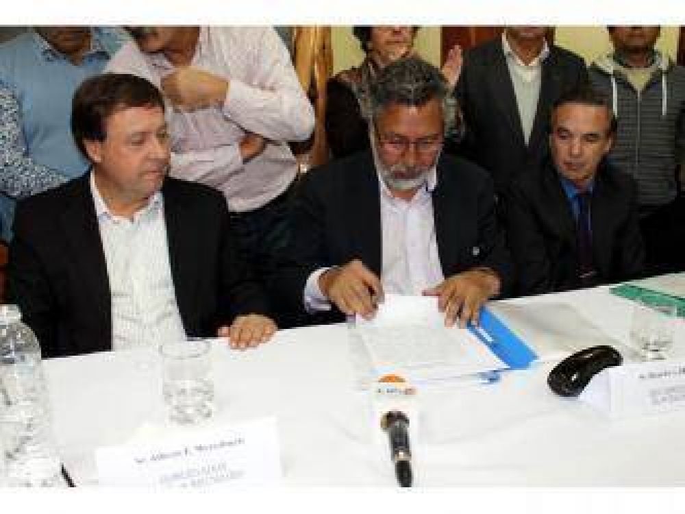 Weretilneck acompa�� a Pichetto en la firma del convenio para obra de pavimento en El Bols�n
