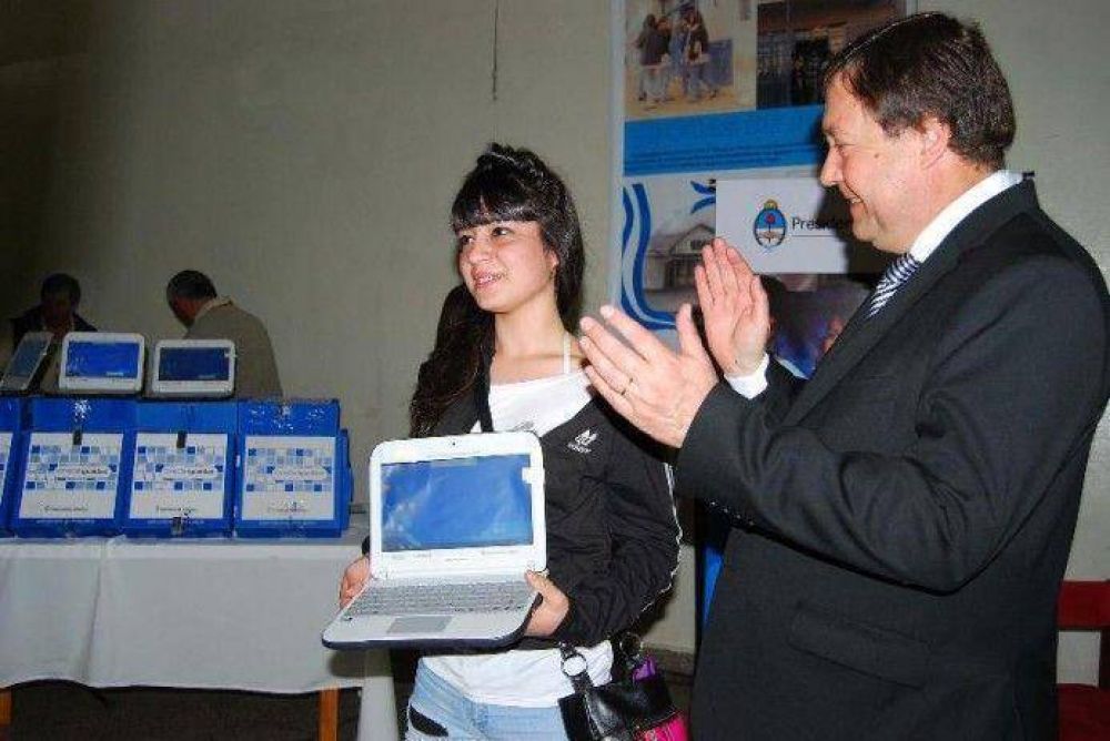 Alumnos del CEM 45 ya tienen sus netbooks