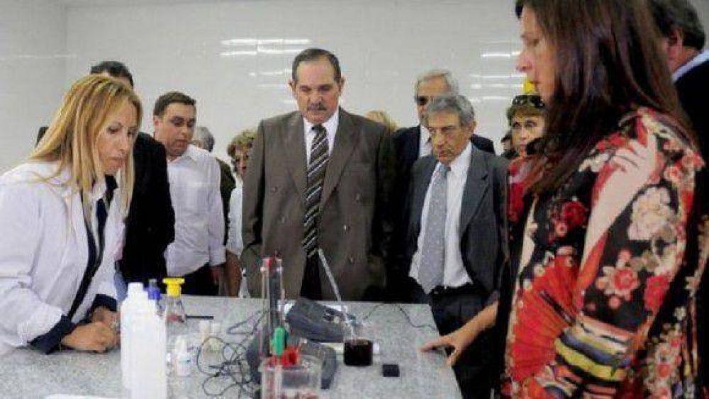 �La educaci�n es prioridad en este gobierno�, dijo Alperovich