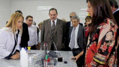 �La educaci�n es prioridad en este gobierno�, dijo Alperovich