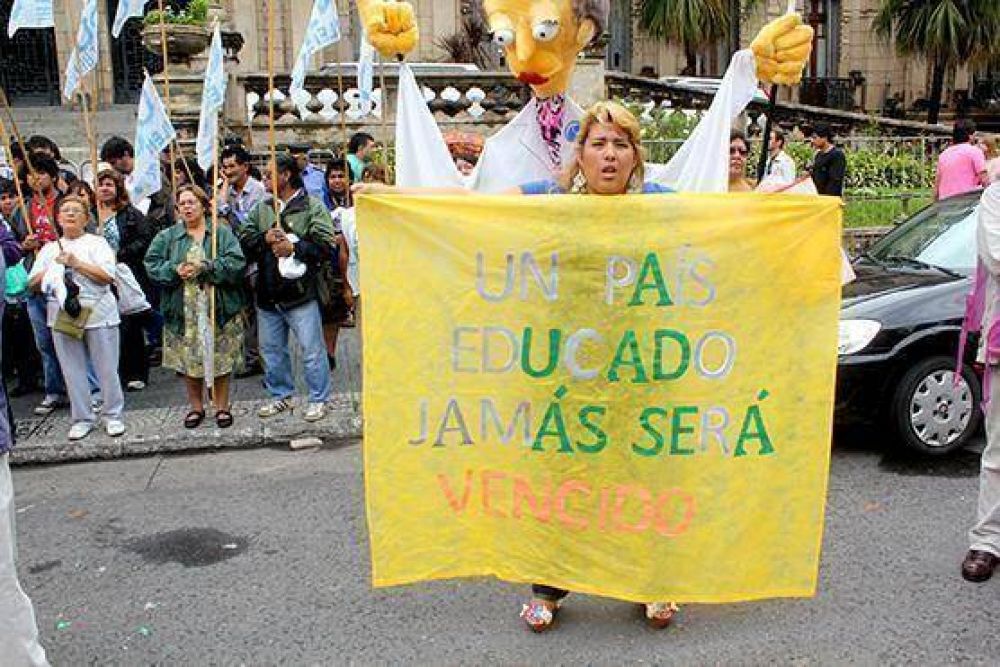 Docentes tucumanos en estado de alerta y movilizaci�n