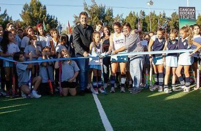 Massa inaugur� una cancha de hockey sobre c�sped sint�tico