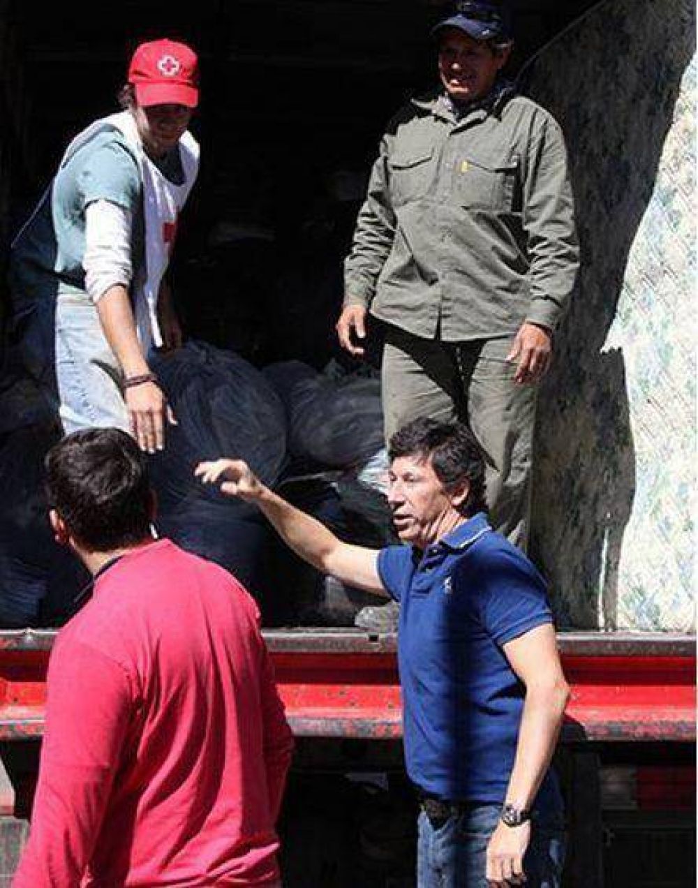 Gustavo Posse trabaj� junto a los voluntarios recibiendo donaciones