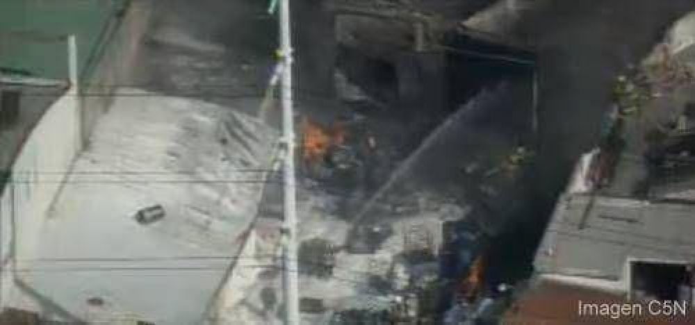 Incendio en una f�brica de pinturas de San Mart�n