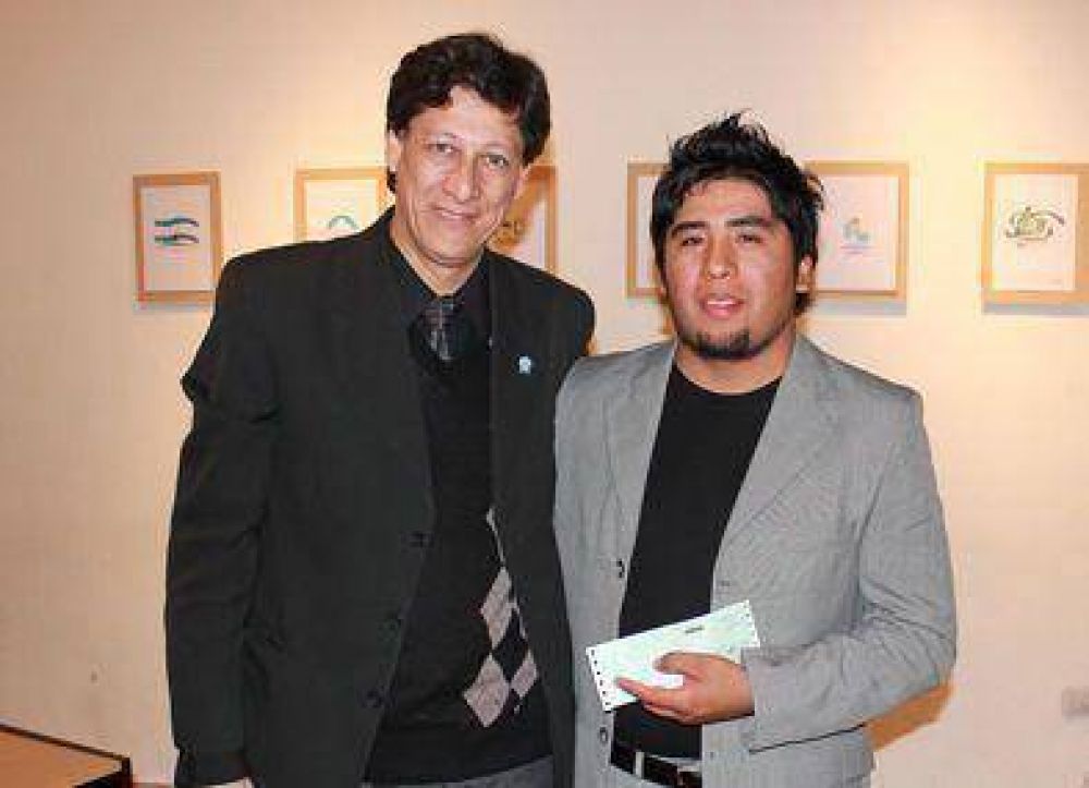 Entregaron premio a ganadores de concurso de isologotipo