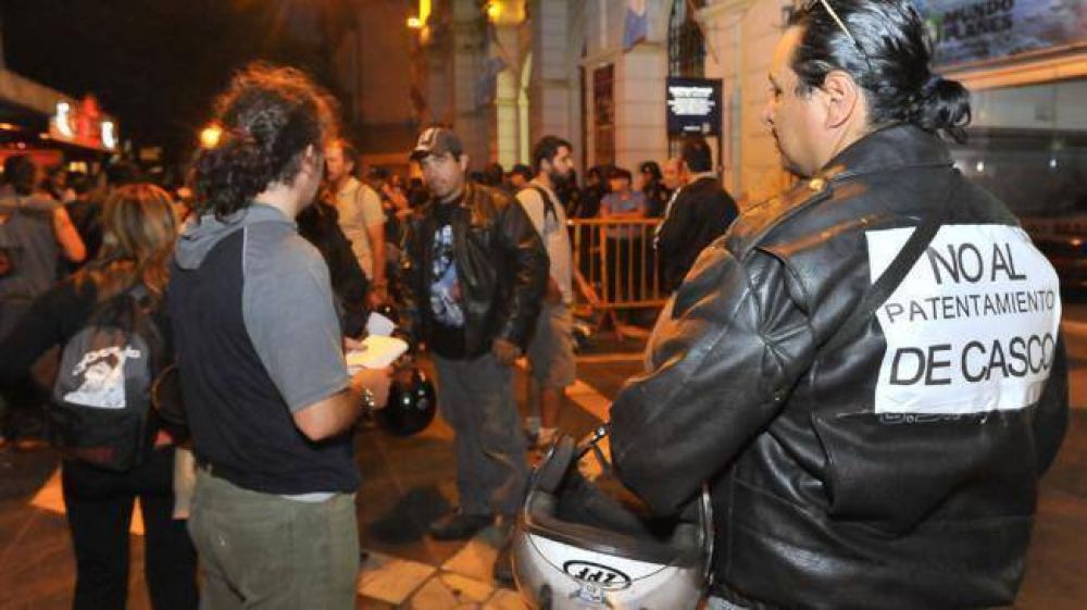 Municipios dudan del "sticker" en el casco
