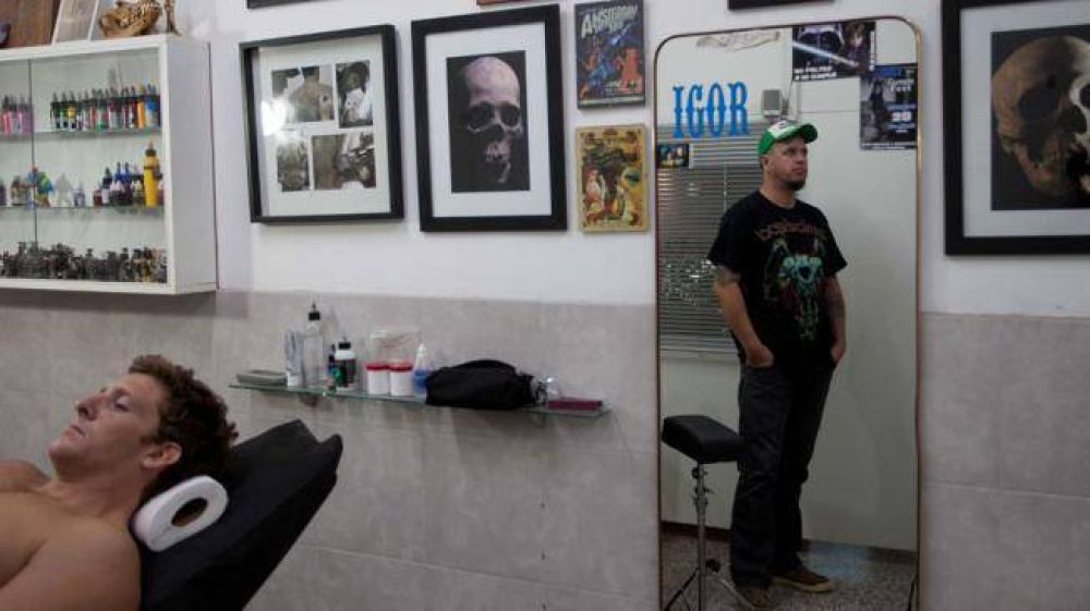 Guillermo, un tatuador de las Sierras al mundo