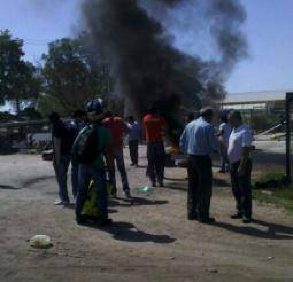 Los gr�ficos exigen reincorporar a 82 despedidos en la f�brica Estrada