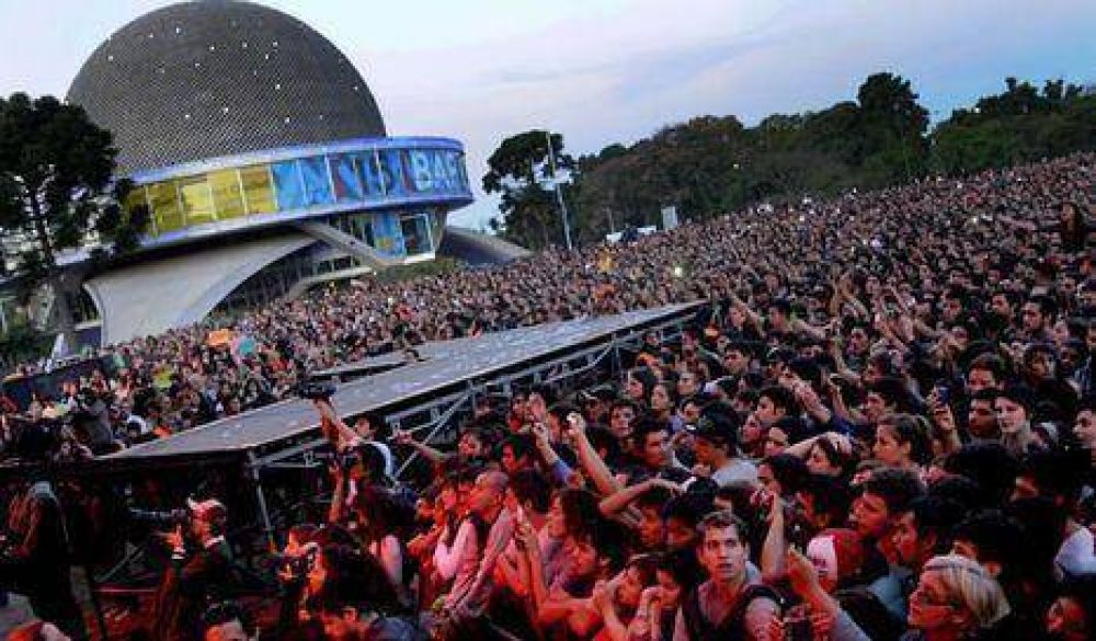 Miles de personas asistieron al festival solidario en el Planetario
