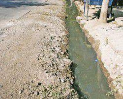 En el 12 de Diciembre los l�quidos cloacales corren por la acequia