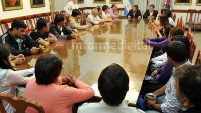 Mas deserci�nes del bustismo y perd�n urribarrista	 