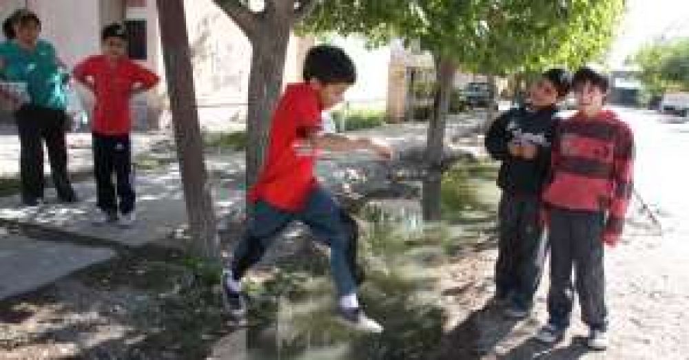 Las aguas servidas que ya llegaron hasta una escuela