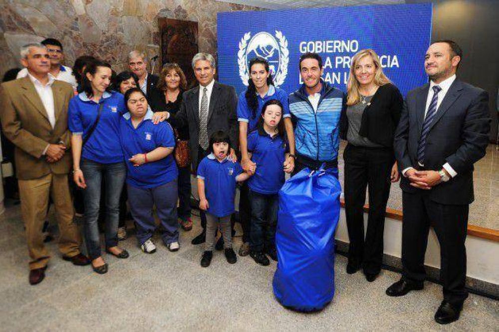 Entregaron kits deportivos a escuelas de San Luis