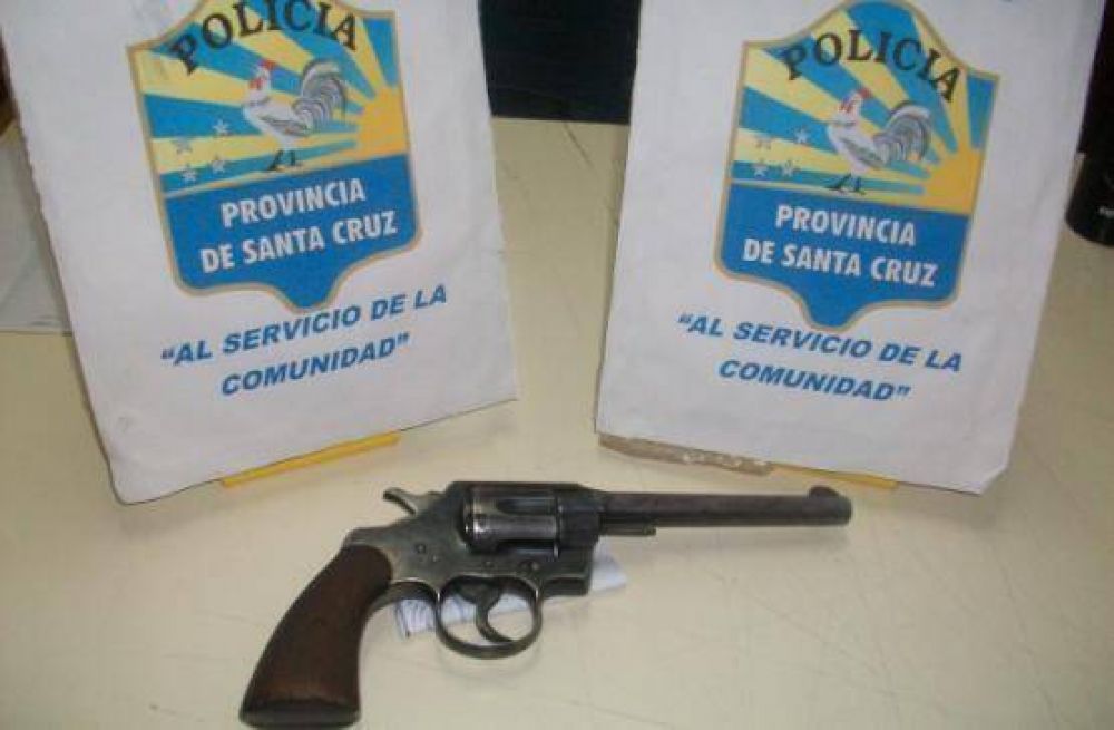 La Polic�a secuestr� arma de fuego y detuvo a 2 sujetos por provocar desmanes