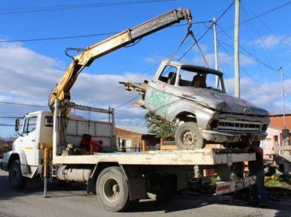 Ushuaia: retiran de la v�a p�blica autos en estado de abandono
