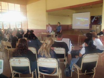 La Polic�a Comunitaria se reuni� con docentes del Bolp 17