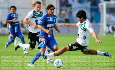 Sarmiento dio el golpe en la visita a Atl�tico Tucum�n
