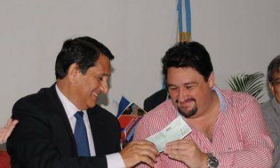 Comenz� con la campa�a y Closs reparte dinero a "trocha y mocha"  