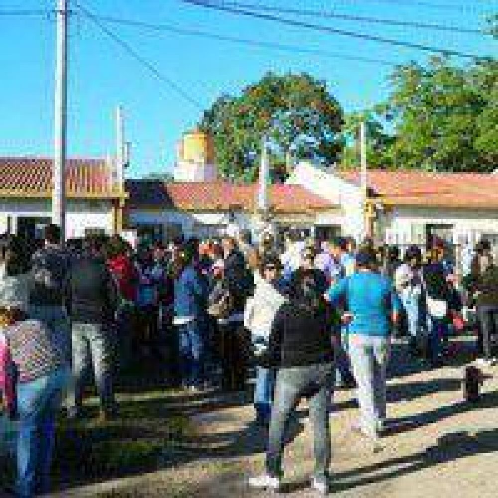 Villa Angela: Impidieron la salida de listas de los docentes que hacen paro