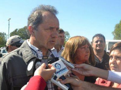 Daniel Scioli visit� Berisso: �Estamos con los equipos de provincia para acompa�ar a las familias�