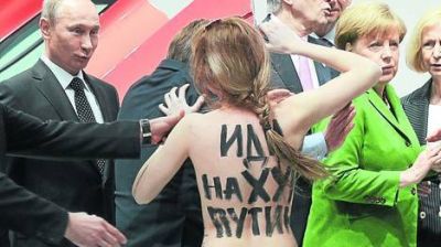 Putin, sorprendido en Alemania por una protesta de feministas en topless