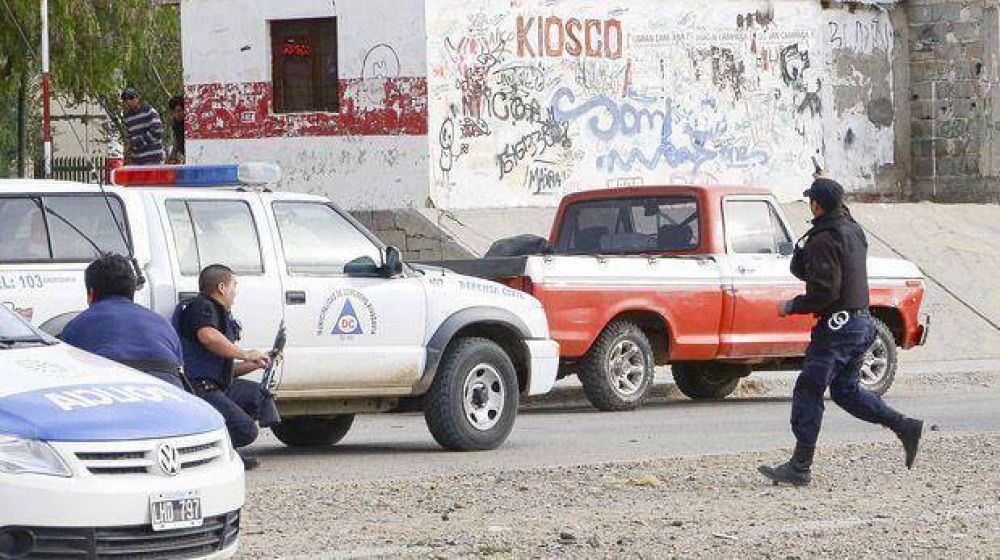 En medio de un incendio en la parroquia de las 1008 atacaron a polic�as y bomberos