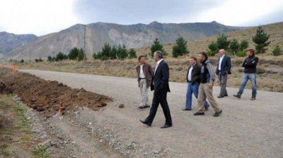 El gobernador recorri� las obras de pavimentado del camino de acceso a La Hoya