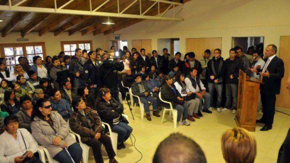 Buzzi entreg� t�tulos de propiedad e inaugur� ampliaci�n en sede vecinal de Esquel